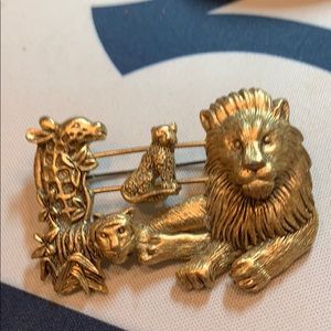 GOLD TONE PIN LION GIRAFFE TIGER SLIDING LEOPOID?